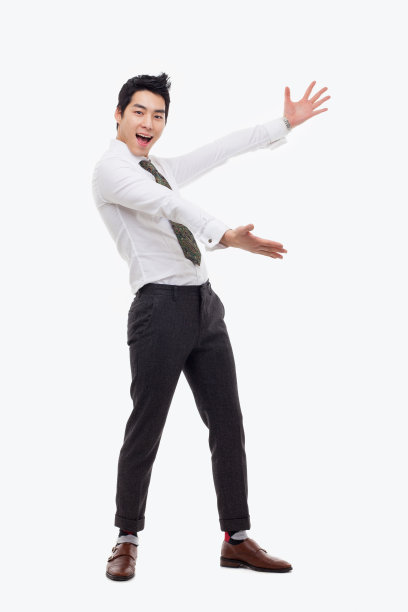 年轻的亚洲商人展示一些东西图片下载