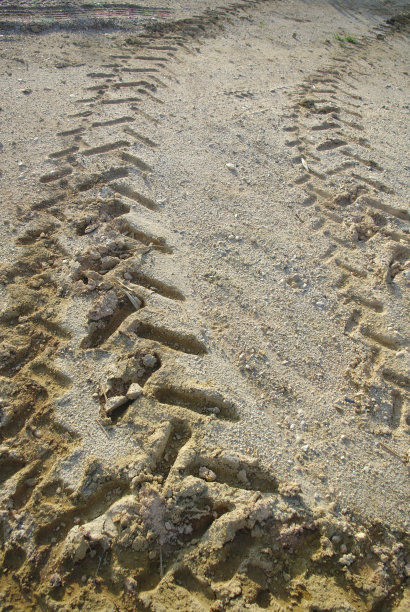 有拖拉机车轮痕迹的施工土图片下载