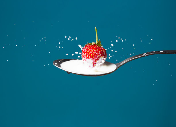 草莓落入牛奶的高速照片图片下载