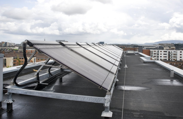 屋顶上的太阳能电池板组图片下载