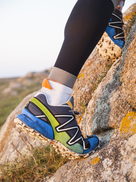 越野跑步练习用的极限运动鞋图片下载