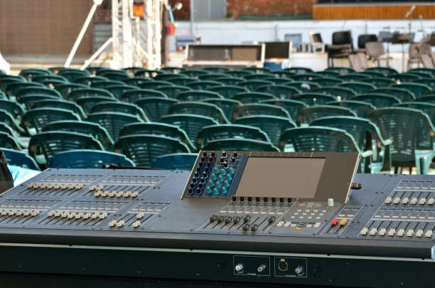 音乐会舞台上的大型混音控制台图片下载