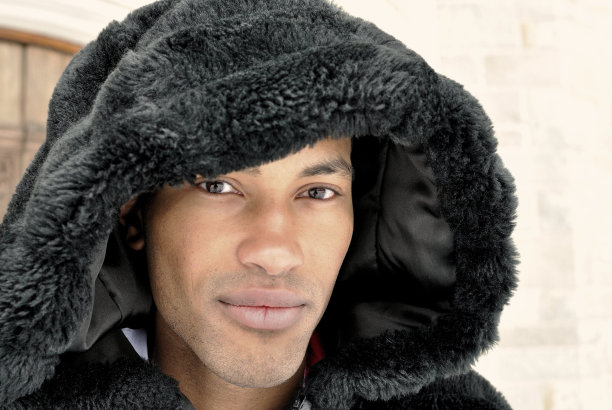 年轻黑人男子的特写图片下载