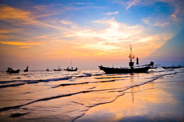 木制渔船的剪影图片下载