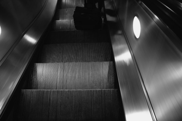 地铁自动扶梯上的行李箱图片下载