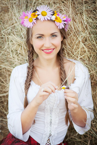 带着花圈的女孩在户外图片下载
