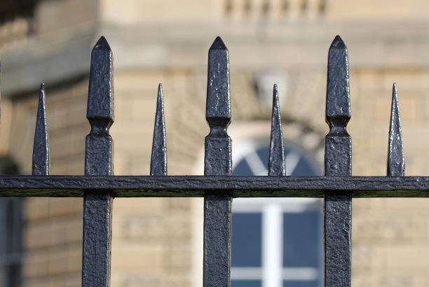 黑色的铁栏杆图片下载