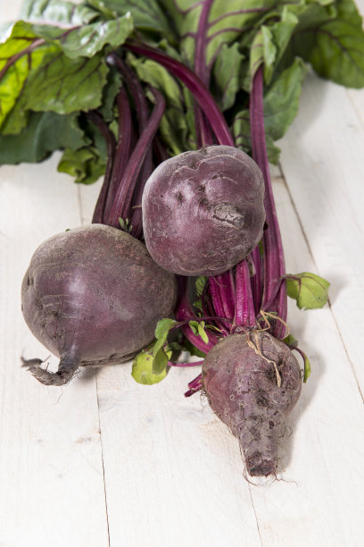 新鲜的甜菜根在木头上图片下载