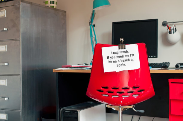 长时间的午餐。在西班牙的海滩上图片下载