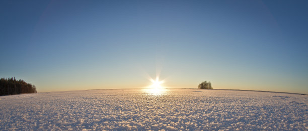 冰湖上的冬日日落图片下载