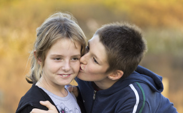 孩子们吻图片下载