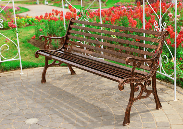 花园里的金属椅子图片下载