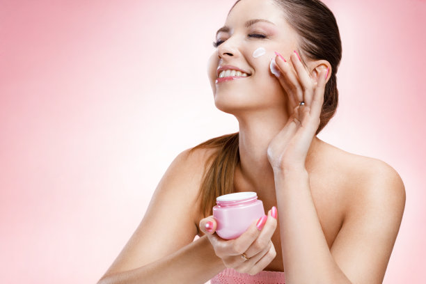 年轻漂亮的女孩，涂着面霜图片下载