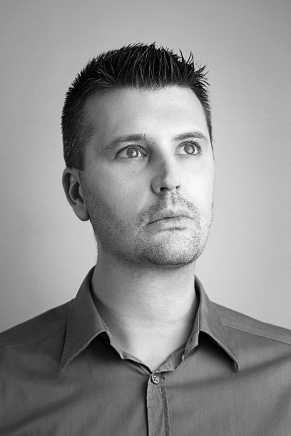 在白色背景下的迷人的年轻男子的肖像图片下载