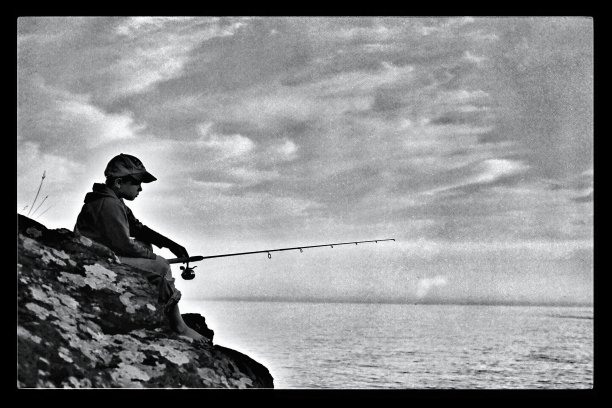 男孩钓鱼图片下载