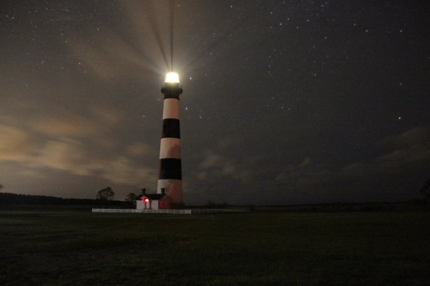 伯帝岛灯塔夜与云和星星图片下载