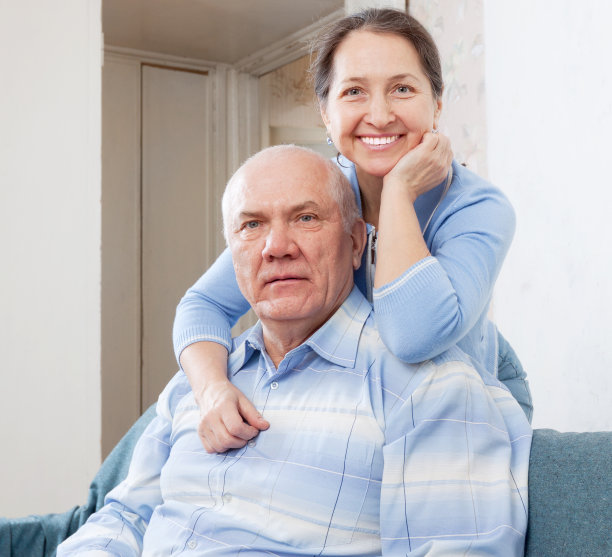 开朗成熟的女人与丈夫图片下载