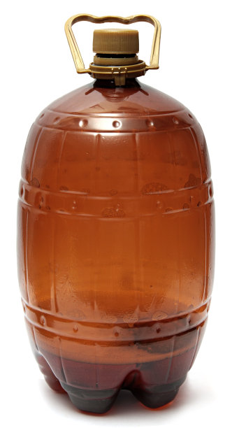 白色背景上孤立的大塑料棕色啤酒瓶图片下载