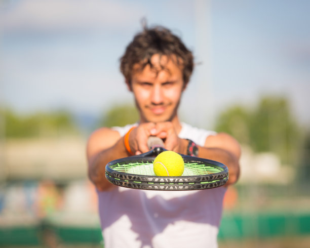 打网球的年轻人图片下载