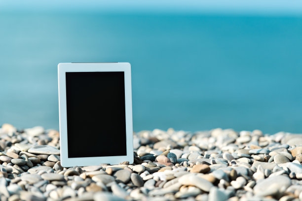 沙滩上的空白平板电脑图片下载