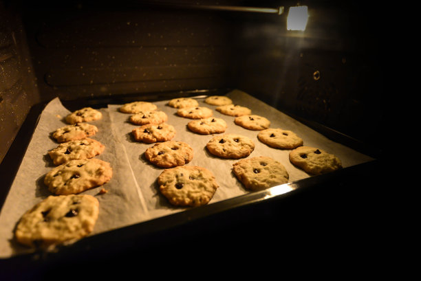 烤箱里的巧克力饼干图片下载