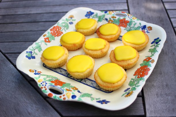 柠檬纸杯蛋糕，上面有黄色的酱汁图片下载