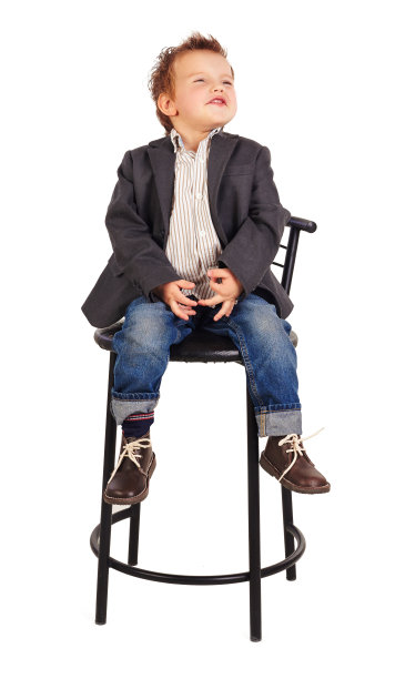 一个坐在椅子上的小男孩的情感肖像图片下载