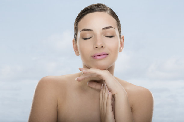 性感的年轻女性和面部护理图片下载