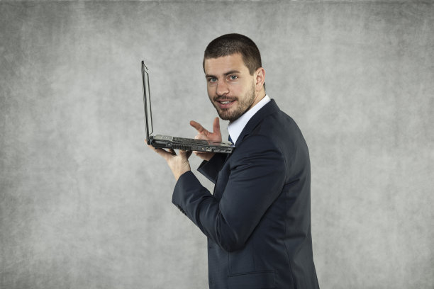 微笑的商人检查邮件图片下载