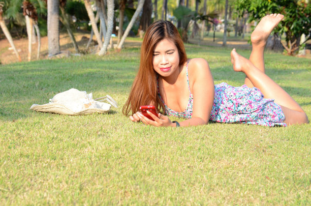 女人躺在草地上图片下载