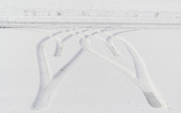 雪地上的车轮印图片下载