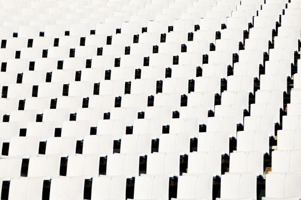 论坛球场的灰色塑料椅子。图片下载