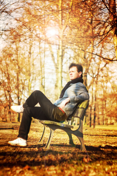 公园里的男人图片下载