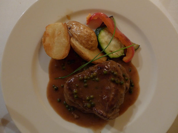 餐厅供应的正餐——牛排图片下载