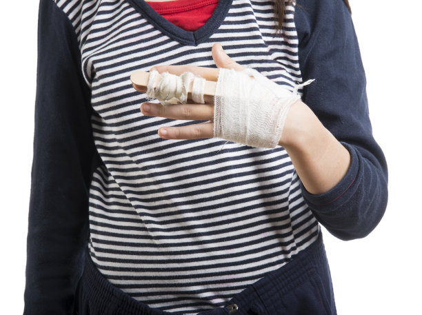 受伤的少年图片下载