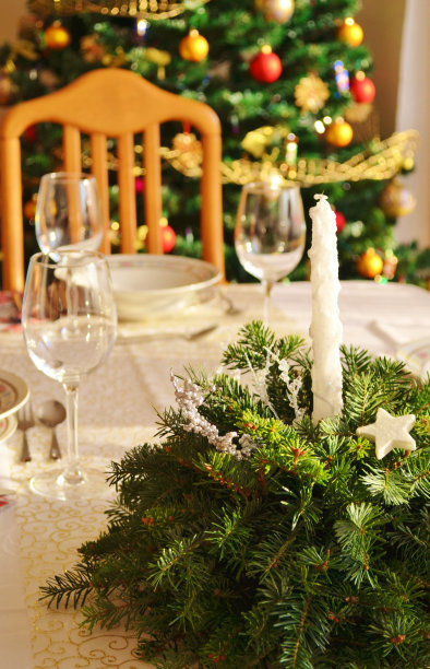 桌子坐着图片下载