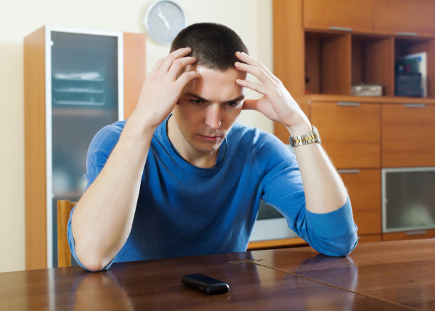 男人打完电话后感到失望图片下载