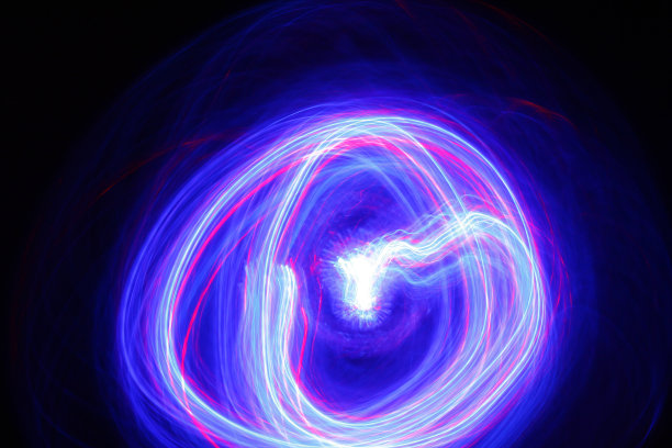 一个移动的蓝紫色光球的发光路径图片下载