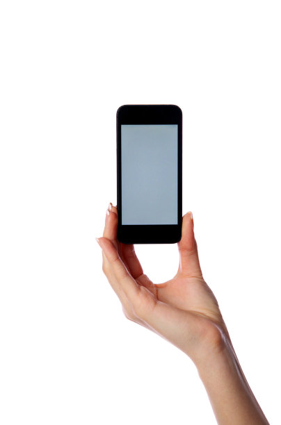 一个女性手握智能手机的特写肖像图片下载