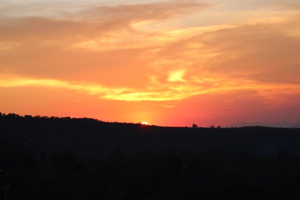 火焰的感觉在天空中与五彩缤纷令人印象深刻图片下载