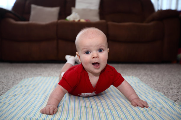 快乐的小男孩享受俯卧时间图片下载