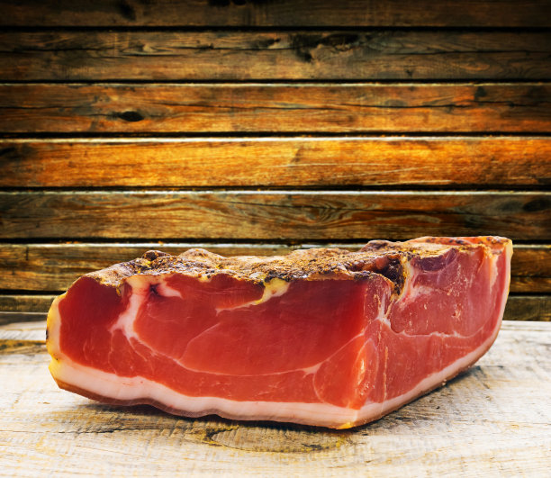 帕尔玛火腿放在木板上图片下载