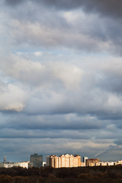 蓝色的晚云下的城市建筑图片下载