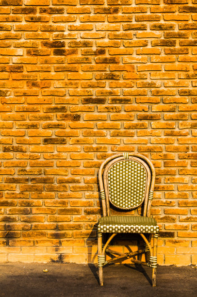 老式的木椅和旧砖墙图片下载