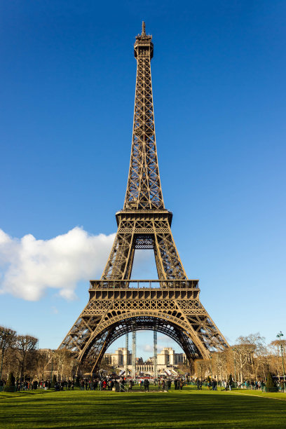 蓝天下的埃菲尔铁塔图片下载