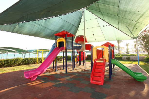 度假村帐篷下的滑梯图片下载