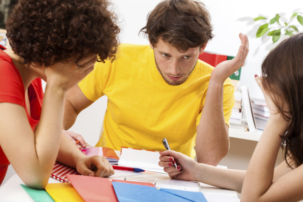 学生们正在为考试而学习图片下载