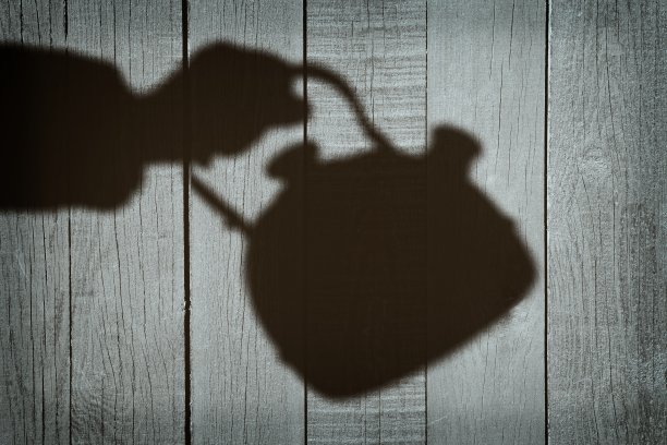 自然木制面板上的水壶剪影图片下载