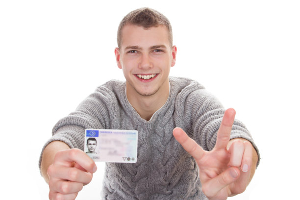 年轻男子出示驾驶执照图片下载