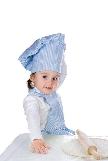 小女孩打扮成厨师，摆着披萨面团的姿势图片下载